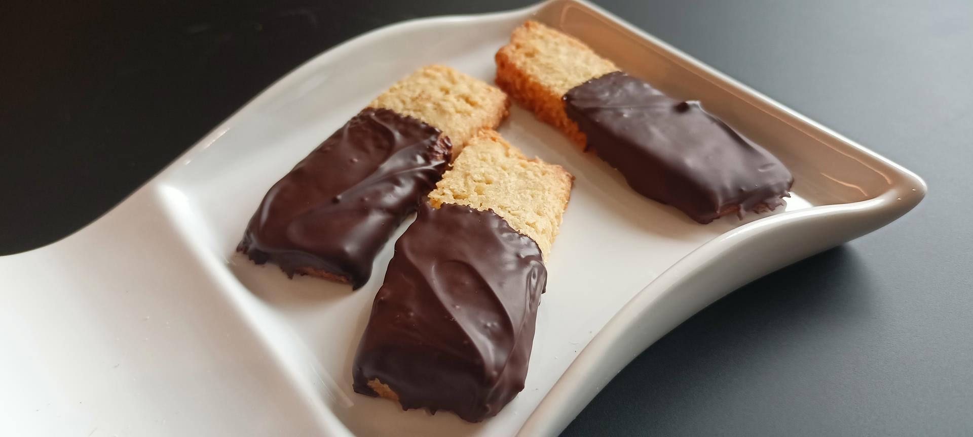 Biscotti cocco e glassa di cioccolato