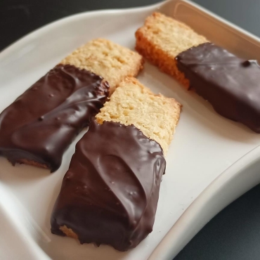 Biscotti cocco e glassa di cioccolato