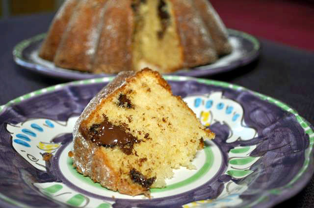 Torta mandorle e yogurt con cuore fondente