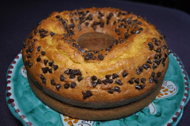 Ciambella al limone con gocce di cioccolato