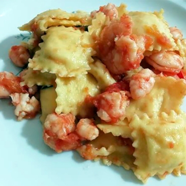 Ravioli ripieni di salmone al sugo di mazzancolle