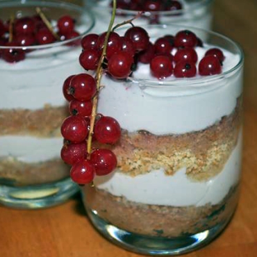 Dolce al cucchiaio yogurt e frutti rossi
