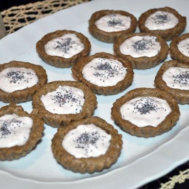 Crostatine alla canapa con mousse di cotto e ricotta