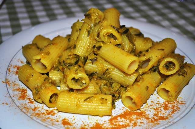 Pasta curcuma e zucchine