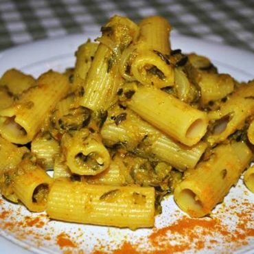 Pasta curcuma e zucchine