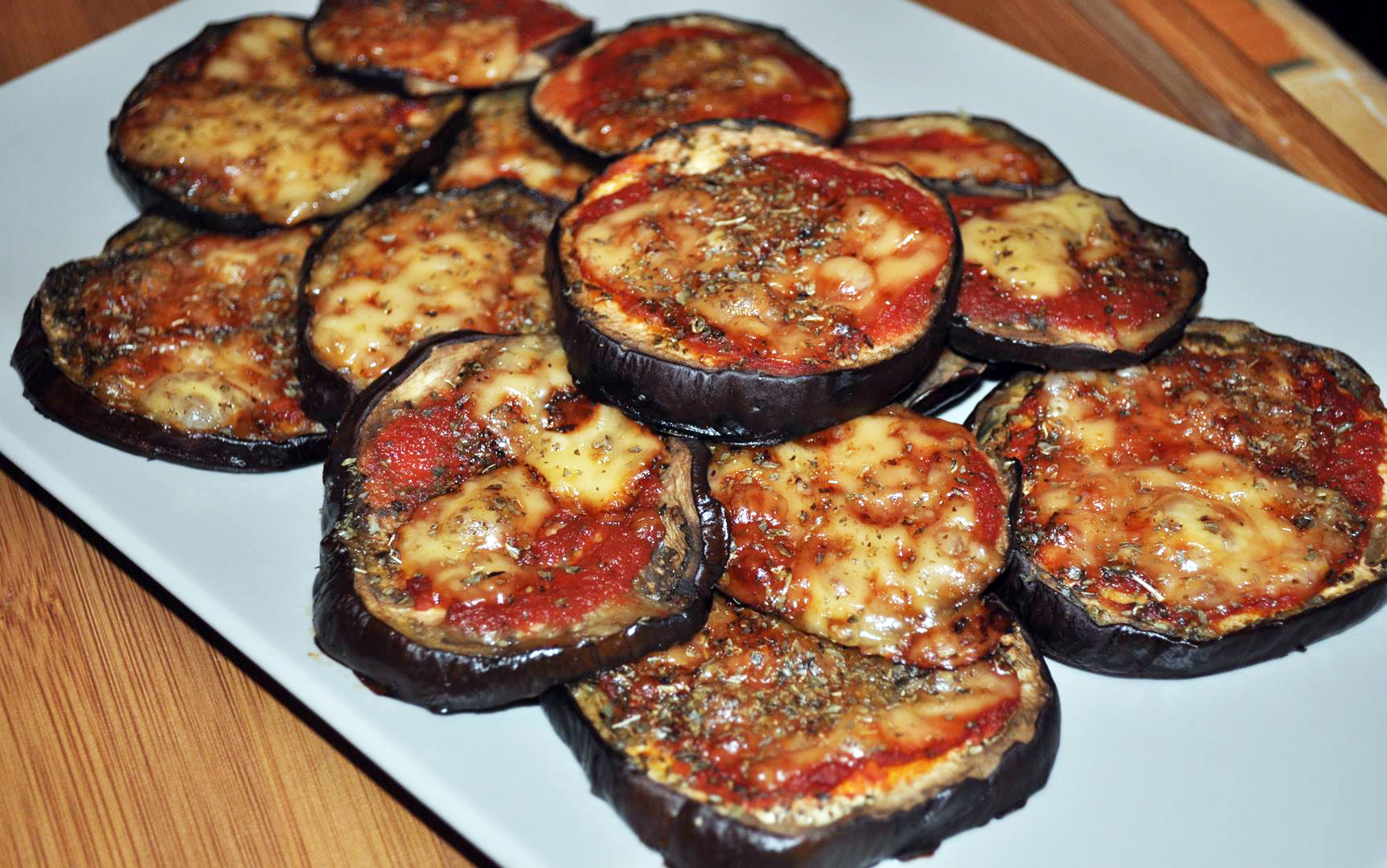 Pizzette di melanzana al pomodoro e formaggio