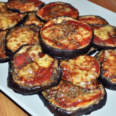 Pizzette di melanzana al pomodoro e formaggio