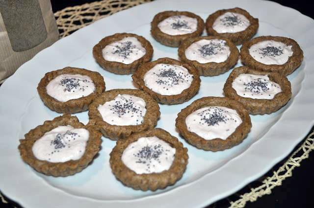 Crostatine alla canapa con mousse di cotto e ricotta