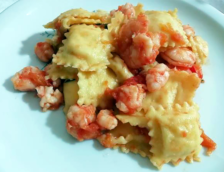 Ravioli ripieni di salmone al sugo di mazzancolle